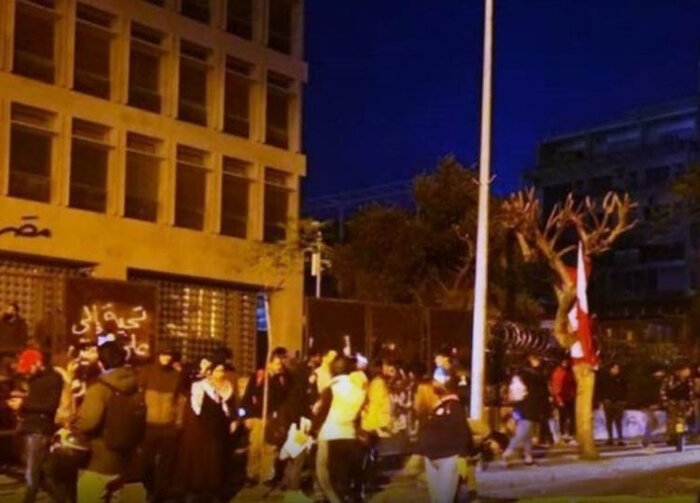 جوانان معترض به بانک مرکزی لبنان حمله کردند