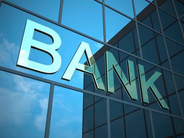 یک فعال بانکی: تحریم هم برداشته شود مشکل عقب ماندگی بانکها حل نمی‌شود