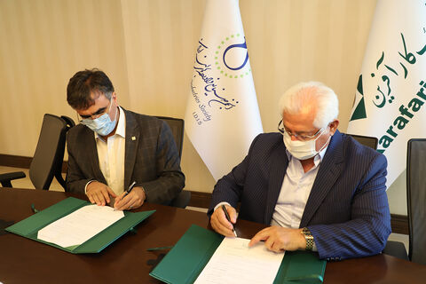 بانک کارآفرین با انجمن فراورده‌های لبنی ایران تفاهمنامه امضا کرد