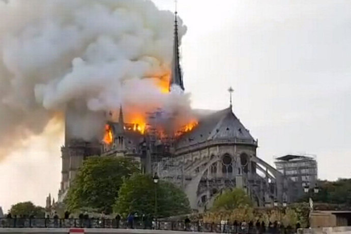 قلب تاریخ اروپافرو ریخت/ کلیسای ۹۰۰ ساله نوتردام در مقابل چشمان حیرت‌زده پاریسی‌ها در آتش سوخت