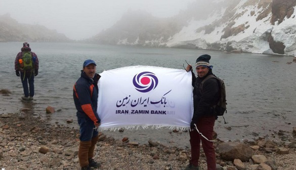 اهتزاز پرچم بانک ایران زمین بر فراز قله سبلان
