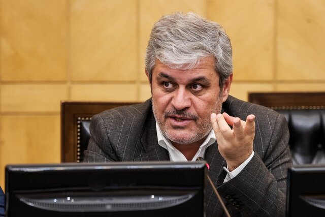 تاج‌گردون: استیضاح وزیر باعث بی‌ثباتی بازار می‌شود