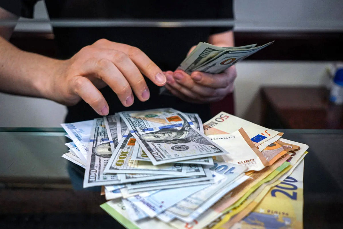 دلار تجاری چند؟