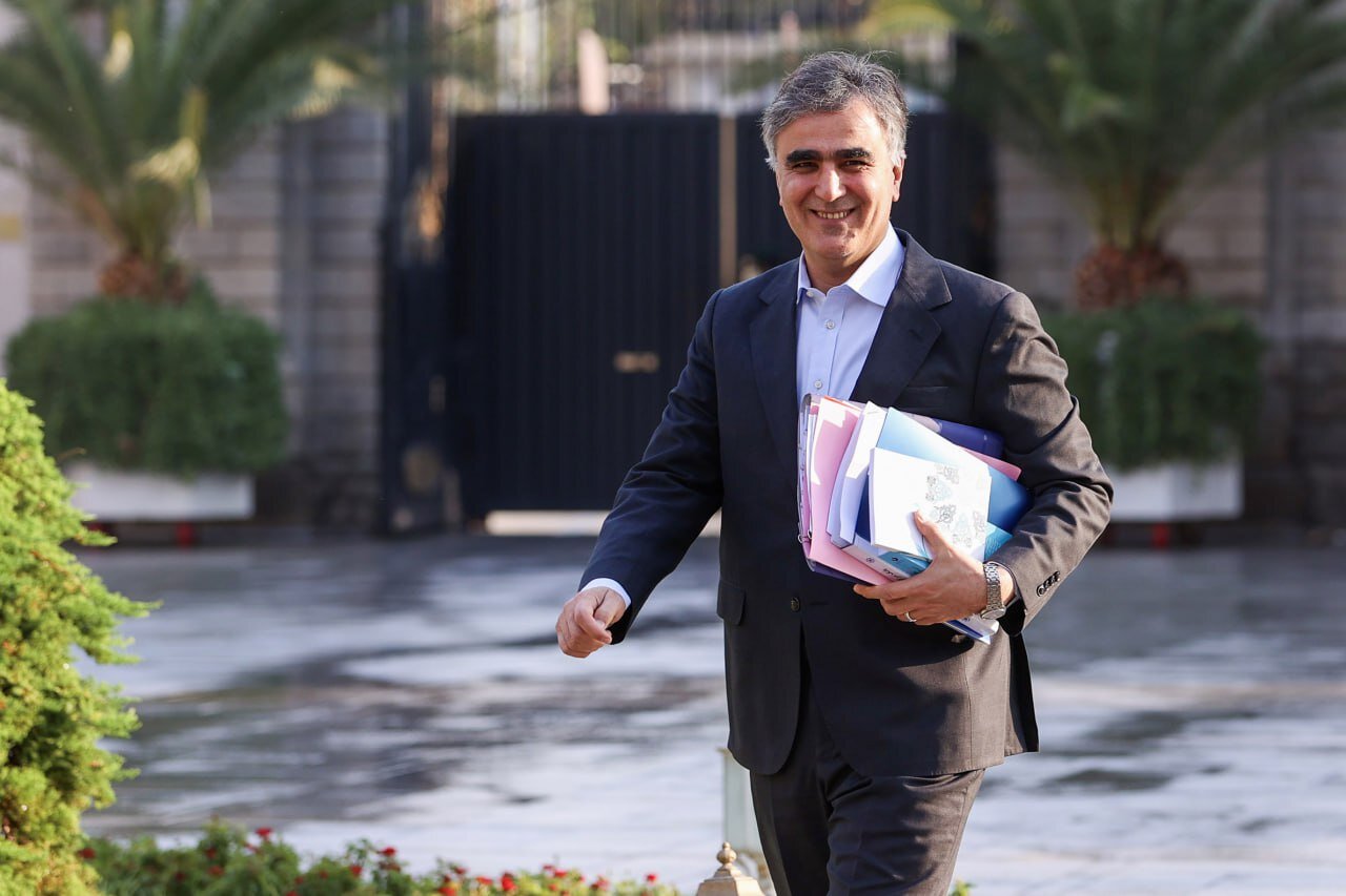 فرزین:هیچ برنامه‌ای برای افزایش نرخ ارز ۷۰هزار تومانی نداریم