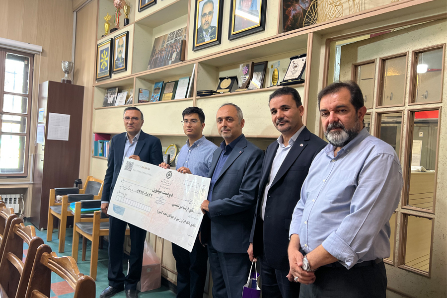 تقدیر بانک ایرانزمین از دارنده مدال المپیاد جهانی نجوم تقدیر بانک ایرانزمین از دارنده مدال المپیاد جهانی نجوم