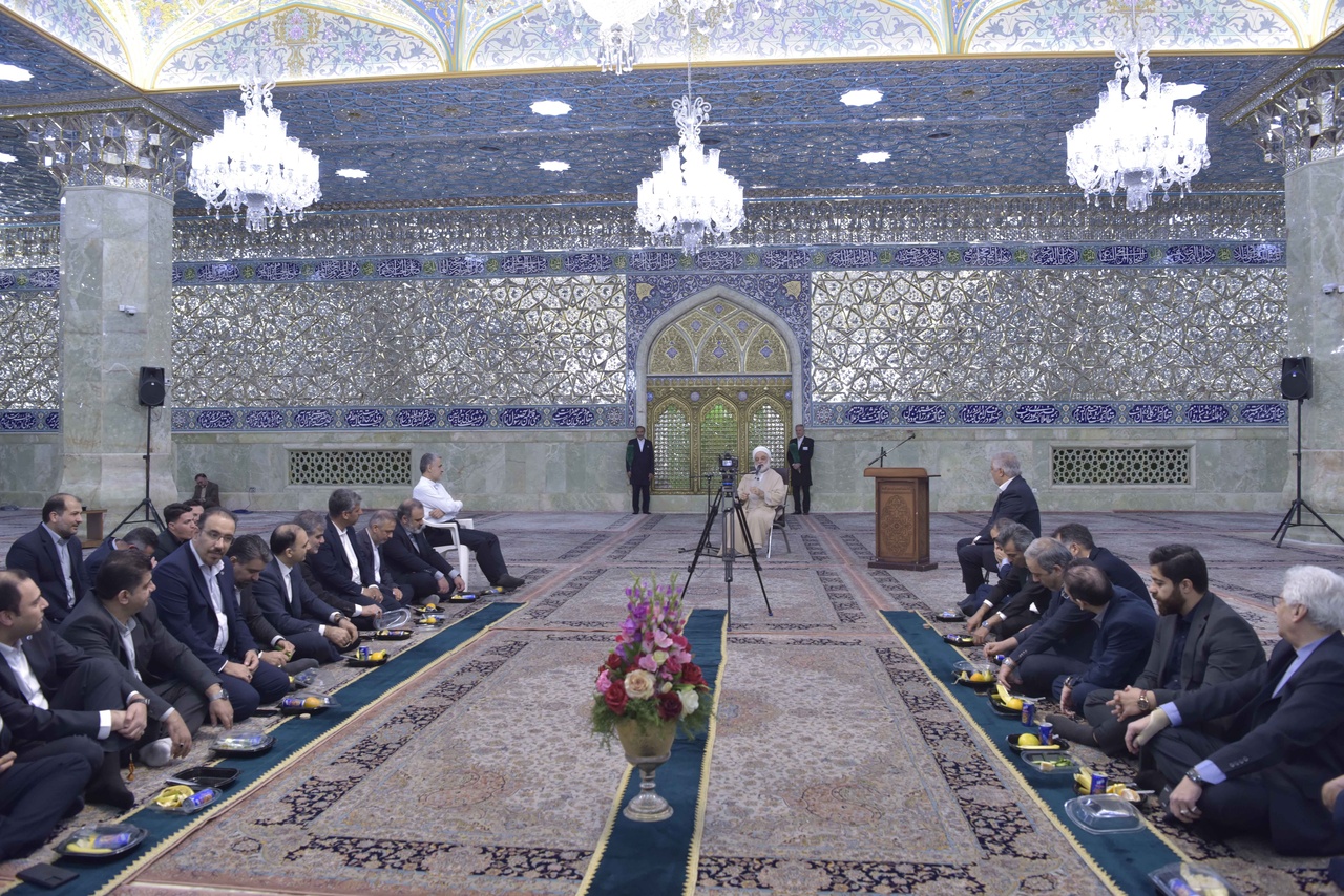 حضور مدیران بانک قرضالحسنه مهر ایران در حرم حضرت معصومه(س) حضور مدیران بانک قرضالحسنه مهر ایران در حرم حضرت معصومه(س)