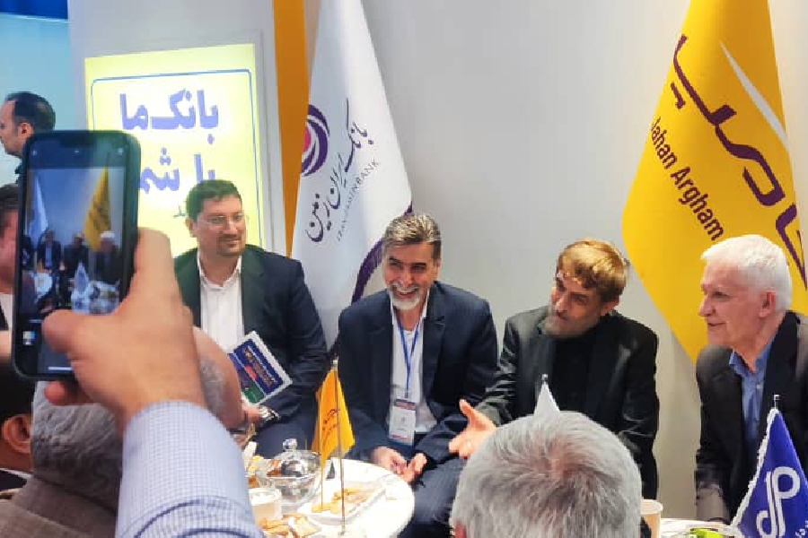 بازدید عضو مجمع تشخیص مصلحت نظام از غرفه بانک ایران زمین بازدید عضو مجمع تشخیص مصلحت نظام از غرفه بانک ایران زمین