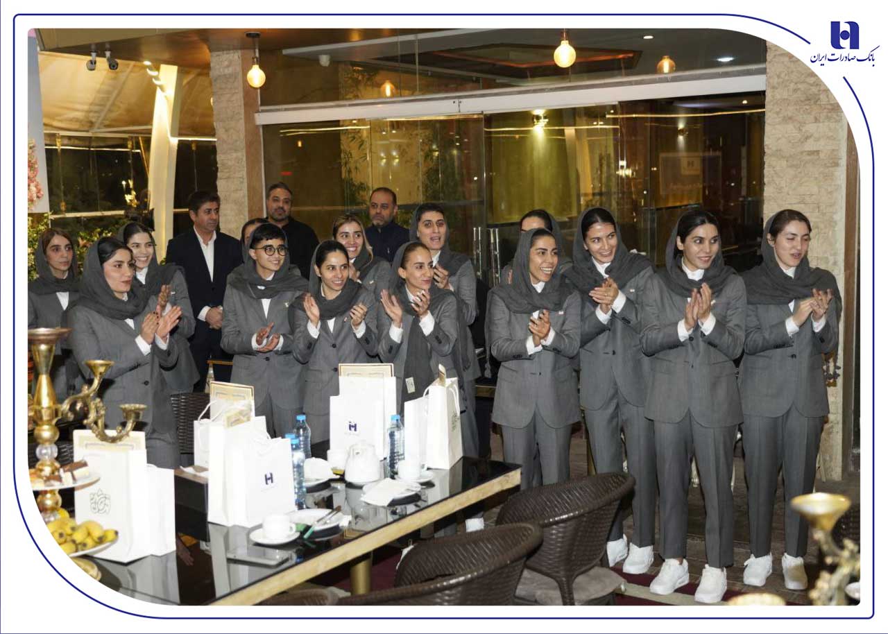 دختران فوتسال با همراهی بانک صادرات رهسپارمسابقات جهانی شدند