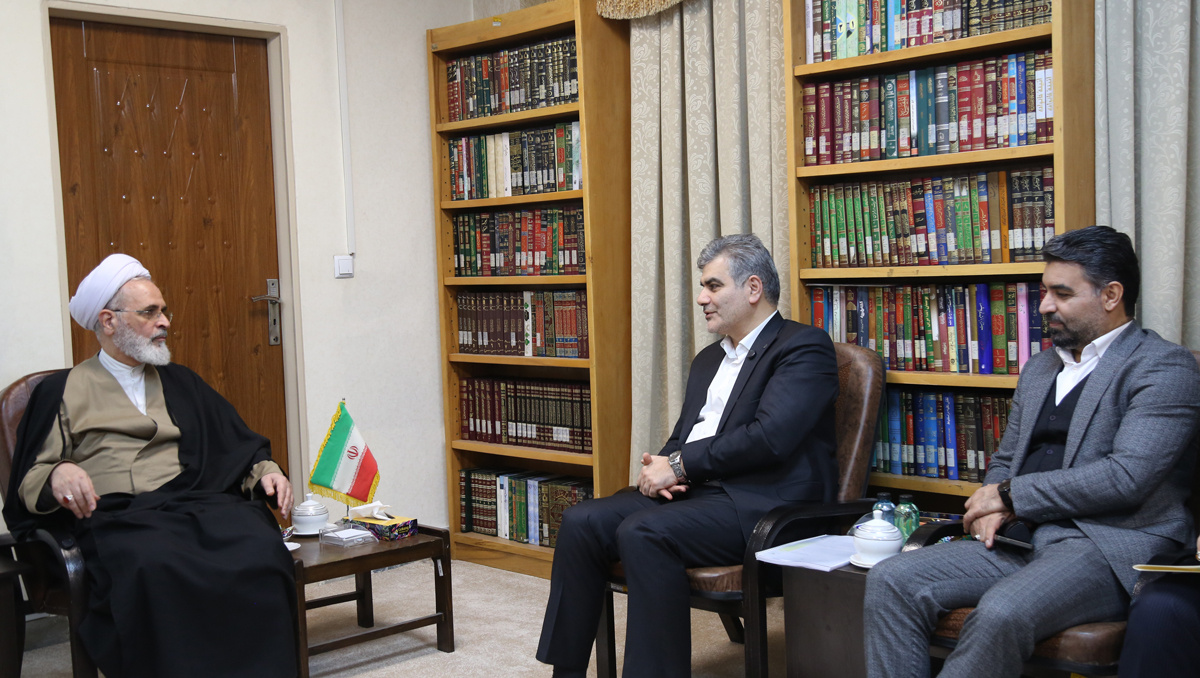 دیدار مدیرعامل بانک قرض‌الحسنه مهر ایران با آیت‌الله اعرافی