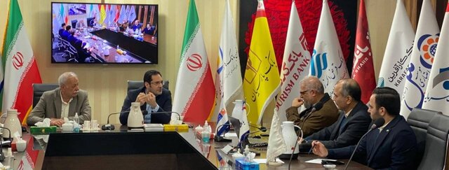 معرفت: همه مشکلات اقتصاد را به گردن بانک‌ها نیندازید