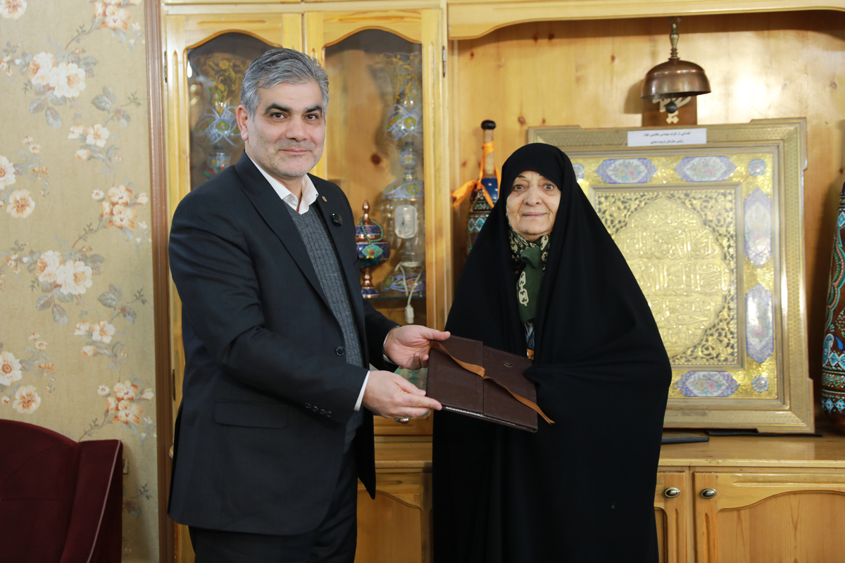 تجلیل مدیرعامل بانک مهر ایران از مادر شهیدان طوقانی