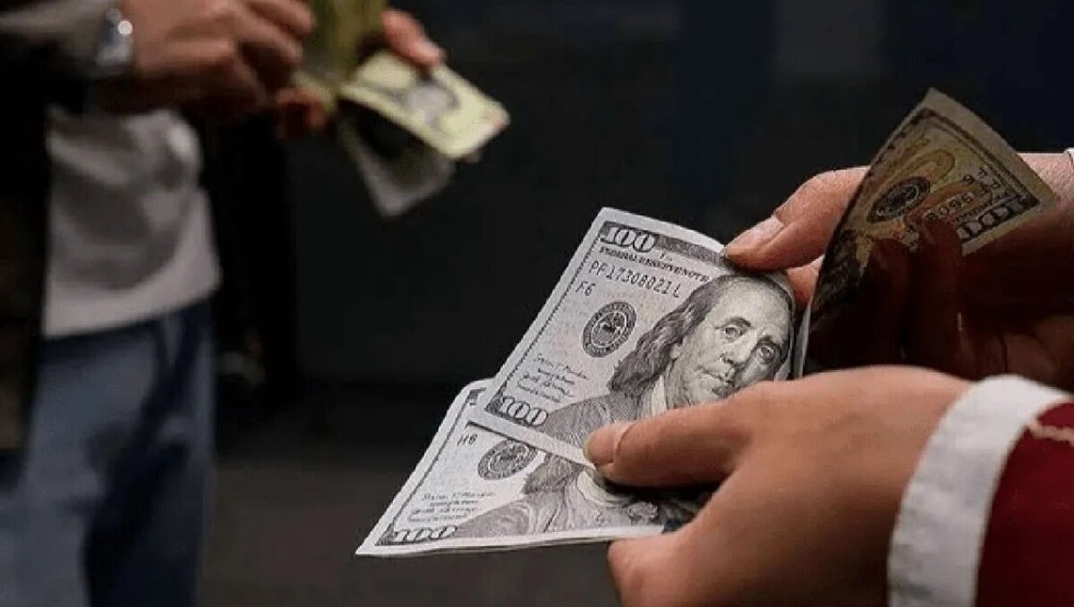 شرط فروش دلار۱۳۰هزار تومانی؛فقط ایران‌چک ۱میلیونی بیاورید!