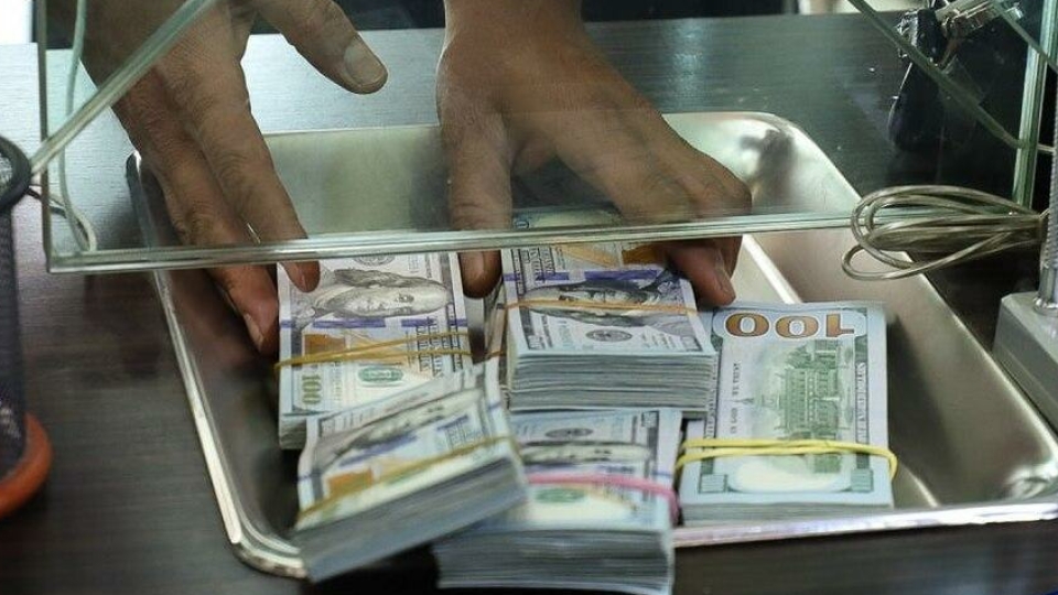 ورود دو بانک به بازار ارز مسافرتی؛ هر نفر ۱۰۰۰دلار