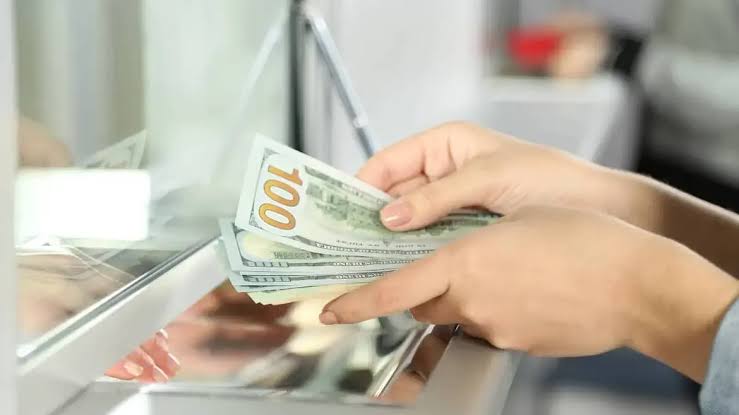 عرضه دلار در بانک‌ها ۲۵ برابر تقاضا