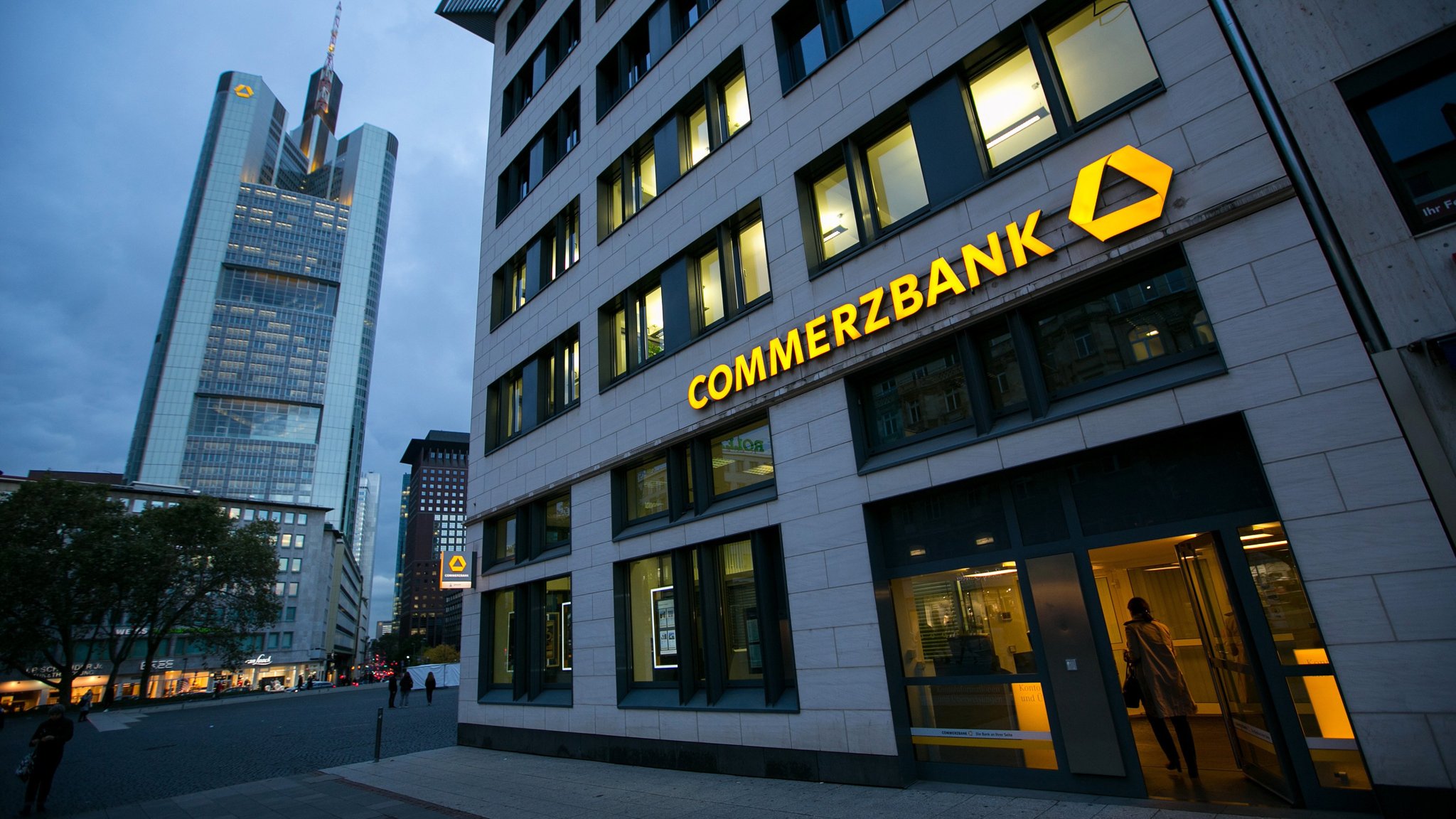 حقوق مدیرعامل کامرز بانک آلمان: ۱.۹۷ میلیون یورو/ حقوق مدیرعامل دویچه‌بانک: ۷ میلیون یورو!